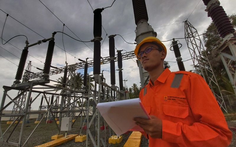 img-responsive Petugas PLN di Gardu Induk