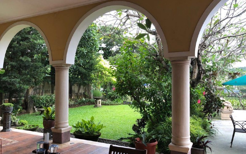 img-responsive taman belakang rumah tingkat mewah