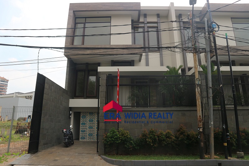 Rumah 3 lantai di Jakarta Selatan