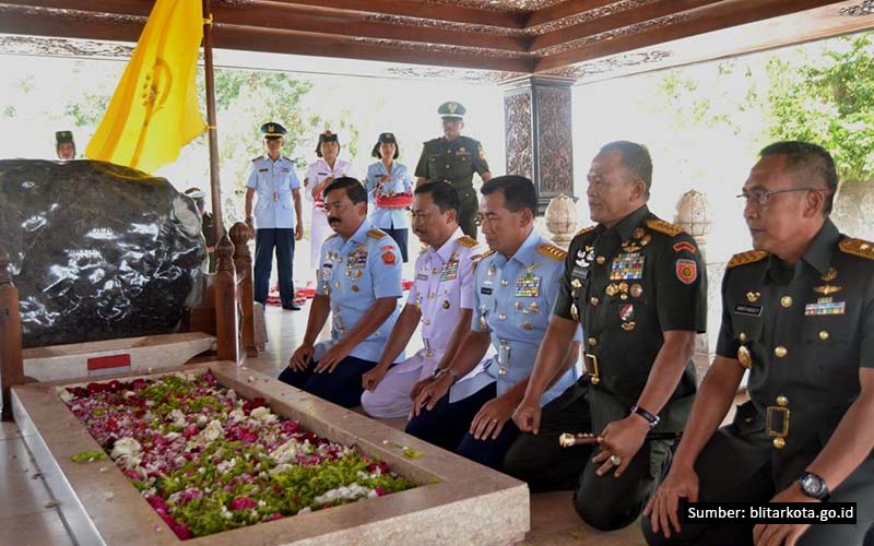 header makam keramat