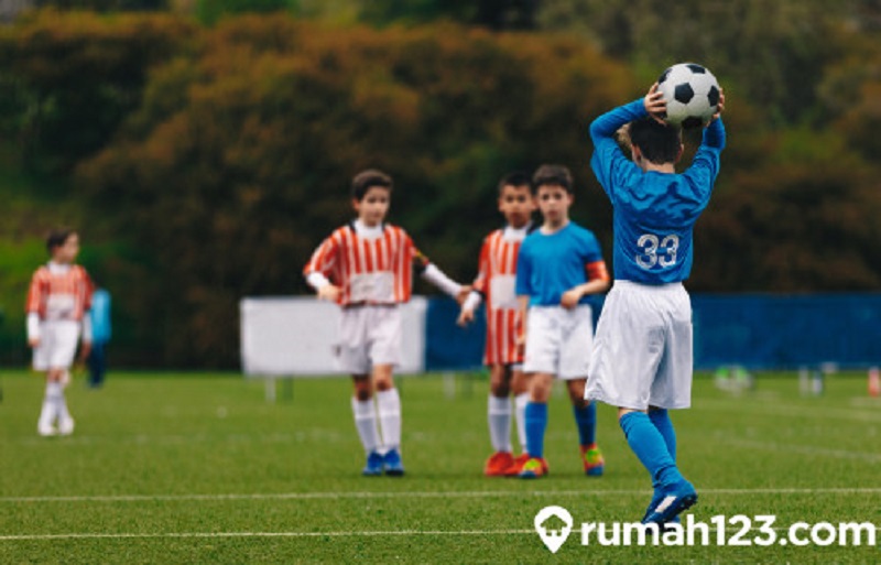 Teknik dasar sepak bola lemparan ke dalam