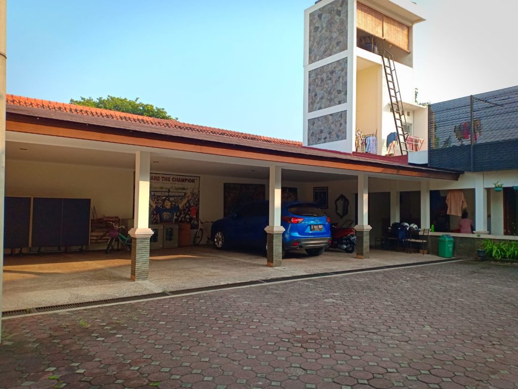 garasi rumah lebar
