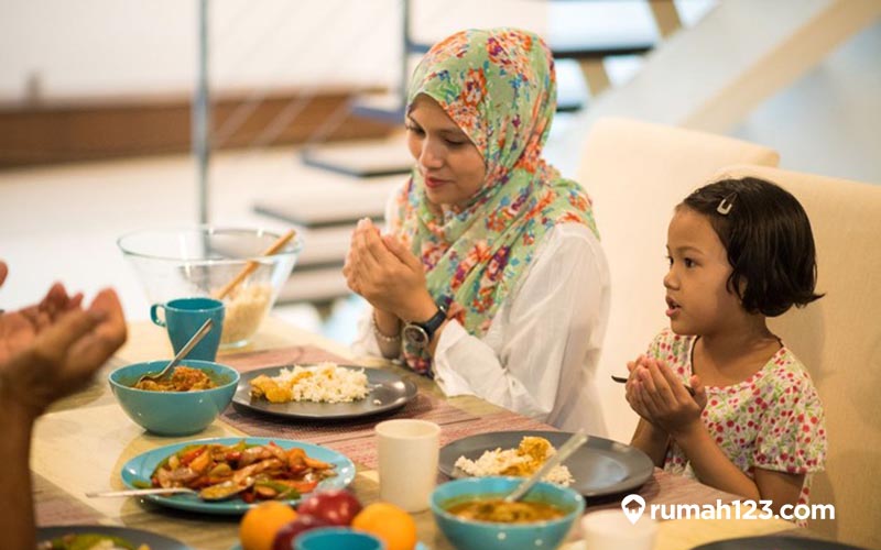 img-responsive ibu dan anak membaca doa sebelum makan