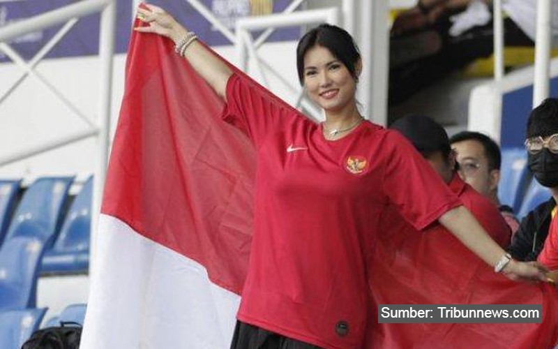 img-responsive kenapa maria-ozawa pensiun-miyabi-mengenakan-jersey-timnas-indonesia-tribunnews.com