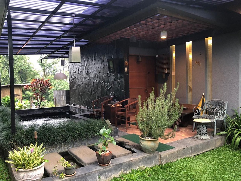 Rumah crazy rich bandung Teras