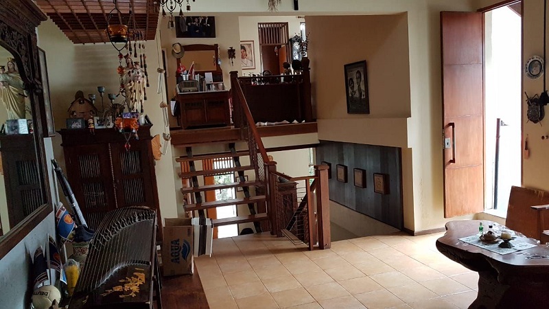 Rumah crazy rich bandung tangga kayu
