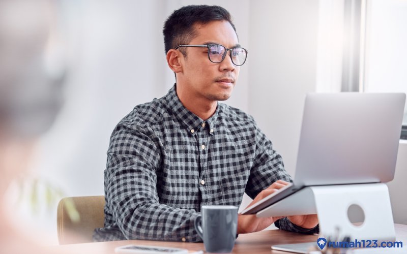 img-responsive pria bekerja menggunakan laptop